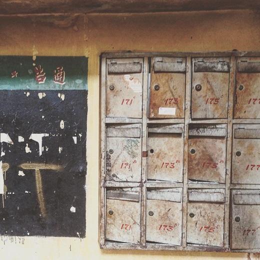 Thùng thư hoen gỉ trong một chung cư ở khu người Hoa. (Nguồn IG @keipham2709)