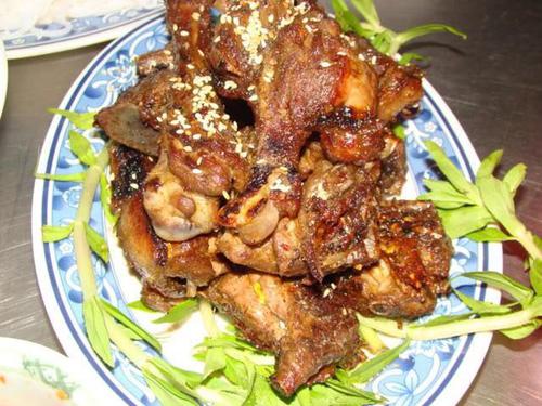Vịt nướng Vịt nướng kiểu Bắc có thêm lá mắc mật đã được rửa sạch. Lá cho vào bụng con vịt, khâu kín lại và được cố định bằng thanh cây xiên qua. Vịt được quay đều trên than hồng khoảng 1-2 giờ thì chín và vàng đều. Lúc ấy, hương vị của lá mắc mật thấm đều từ trong ra ngoài, lan tỏa xung quanh. Nước chấm pha từ mắm, tỏi băm, ớt... và ăn kèm rau thơm, dưa chuột. Bạn có thể tìm hương vị vịt nướng kiểu Bắc ở đường Huỳnh Tấn Phát (quận 7), Bạch Đằng (quận Tân Bình)... với giá khoảng 150.000 đồng một con. Ảnh: Lozi.vn