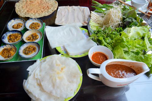 <strong>Bánh tráng cuốn thịt heo: </strong> Món cuốn dân dã này có được hương vị khó quên là nhờ khâu chọn lọc nguyên liệu. Bánh tráng phải là loại phơi sương, thơm mùi gạo. Thịt heo chọn loại ngon, luộc vừa tới rồi ngâm trong nồi nước dùng, sao cho miếng thịt có độ dẻo, phần mỡ trong, phần thịt trắng nõn nà, bì mềm. Nếu có dịp đến thành phố Đà Nẵng, đừng bỏ lỡ cơ hội thưởng thức món ăn đậm đà này ở các nhà hàng đặc sản (hệ thống Trần, quán Mậu…) hay các quán vỉa hè, chợ Cồn, chợ Hàn… với giá dao động từ 50.000- 80.000 đồng một phần.