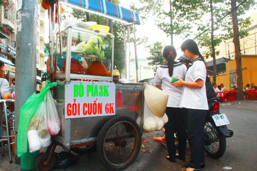 Do nằm ngay trung tâm quận 5 với đông đúc người Trung Quốc sinh sống, các học sinh trường THPT Hùng Vương có hẳn một con đường ẩm thực. Đến đây, ngoài những món ăn vặt quen thuộc, bạn nên thử món bò bía mặn được bán ở cổng sau ngôi trường này.