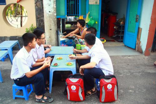 Nhóm học sinh trường Nguyễn Thượng Hiền thưởng thức món trứng vịt lộn chiên bột sốt mắm me. Xoay quanh bữa ăn vặt này là những câu chuyện rôm rả về lớp học, thầy cô, kỳ thi và nhiều điều khác.