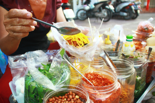 Nói đến món ăn vặt "tủ" của học sinh Sài Gòn, khó có thể bỏ qua bánh tráng trộn với sự kết hợp giữa bánh tráng và gần mười nguyên liệu gồm bò khô, gan xào, xoài xanh, đậu phộng… Tất cả cùng tạo ra hương vị chua, cay, mặn, ngọt không lẫn vào đâu.  Không ai có thể nói món ăn vặt này bán ở đâu ngon nhất nhưng nếu muốn nếm một bịch bánh tráng trộn với nước bò đậm đà đúng nghĩa, bạn có thể ghé cổng trường THCS Minh Đức, quận 1.