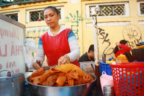Với học sinh trường THPT Marie Curie, quận 3, con đường phía sau trường là một thiên đường ẩm thực. Những học sinh ở đây khuyên bạn nên nếm thử món phá lấu với mùi thơm đặc trưng từ nội tạng bò được nấu trong nước cốt dừa và nhiều nguyên liệu đặc biệt. Bạn có thể gọi một tô bình thường hoặc ăn kèm bánh mì, mì gói để thêm no bụng.