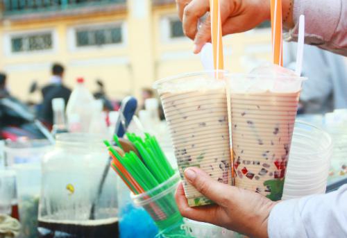 Trà sữa cũng là món uống yêu thích của học sinh nơi đây sau khi thưởng thức xong phá lấu. Xe trà sữa thường dễ nhận ra với rất nhiều thạch, trà và sữa được bày đẹp mắt. Có tới hơn 20 món đồ uống bạn có thể gọi qua thực đơn hoặc sáng tạo theo sở thích, tất cả nguyên liệu đều dễ dàng hòa hợp thành một món uống ngon miệng.