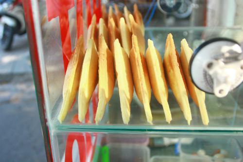 So với các món ăn vặt khác, bánh hotdog bán trước cổng trường THPT Võ Thị Sáu, quận Bình Thạnh du nhập vào Sài Gòn muộn hơn nhưng vẫn rất được yêu thích để ăn lót dạ trước những ca học muộn. Bánh làm từ bột mì, vani, sữa nên khi nướng có mùi thơm ngào ngạt rất lôi cuốn.