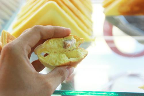 Phiên bản ban đầu của bánh hotdog chỉ có nhân xúc xích, sau này những người bán đã sáng tạo thêm rất nhiều hương vị mới lạ để khách lựa chọn. Từ nhân mặn phô mai, chà bông đến nhân ngọt như mứt thơm, mứt dâu,… ăn chung với bánh đều rất vừa miệng.