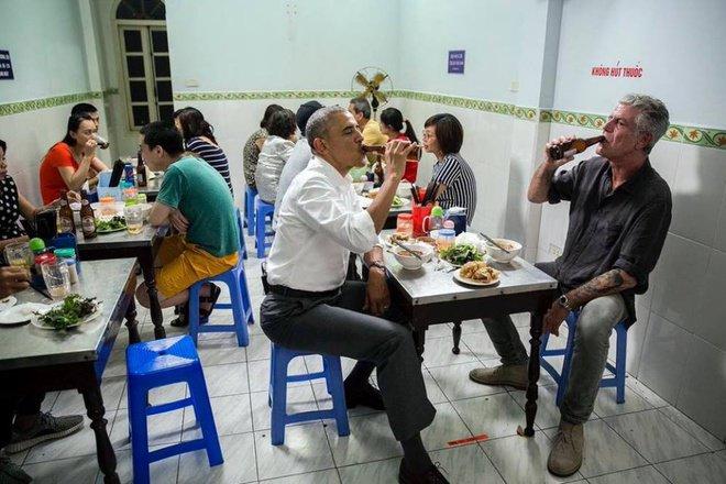 Trong thời gian ở Hà Nội, dù lịch trình dày đặc, tổng thống Obama vẫn dành thời gian đi ăn với đầu bếp Anthony Bourdain tại quán bún chả Hương Liên. Họ dùng hai suất bún chả và hai chai bia Hà Nội. Đây không chỉ là một bữa tối bình thường mà còn là buổi ghi hình cho Part Unknows - một show truyền hình về ẩm thực của đầu bếp danh tiếng người Mỹ. Trong bài phát biểu hôm sau đó, Obama kể rằng "tôi đã đi phố cổ Hà Nội, thử một ít món ăn Việt Nam xuất sắc, ăn bún chả, uống bia Hà Nội".  Ảnh: Facebook Anthony Bourdain