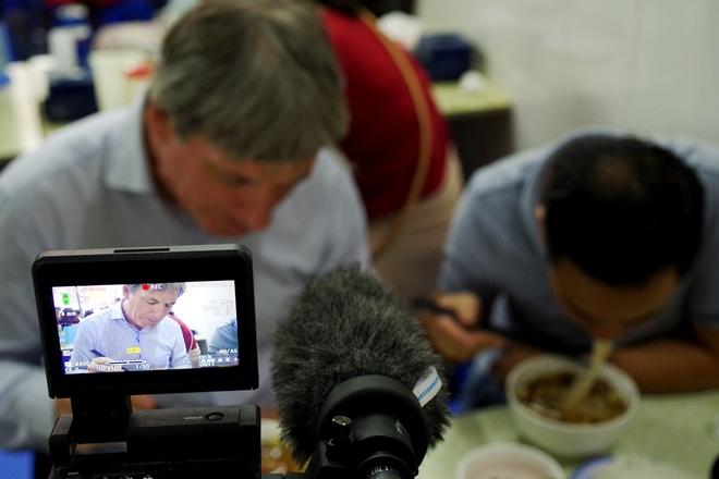 Sau bữa tối của tổng thống Barack Obama và đầu bếp Anthony Bourdain, quán ăn cũng như món bún chả Hà Nội lập tức nhận được nhiều sự chú ý. Thực khách tới quán ngày 24/5 đông hơn bình thường rất nhiều. Quán thường mở cửa khoảng 9h nhưng 7h đã có khách tới hỏi và mở bán xuyên từ trưa tới chiều muộn. Không chỉ có dân địa phương và du khách nước ngoài tới thưởng thức bún chả, quán còn đón tiếp một số đơn vị truyền thông quốc tế đến ghi hình trải nghiệm "bữa ăn Hà Nội" của tổng thống Obama. Ảnh: Hương Chi
