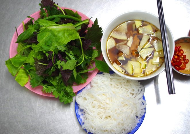 Tọa lạc trên đường Lê Văn Hưu, ngay gần giao cắt với đường Thi Sách, thuộc quận Hai Bà Trưng, Hà Nội, quán Hương Liên nổi tiếng với món bún chả từ 23 năm qua. Bên cạnh món ăn thu hút thực khách trong và ngoài nước, quán còn phục vụ thêm nem hải sản, nem cua bể, chả xiên nướng... Ảnh: Hương Chi