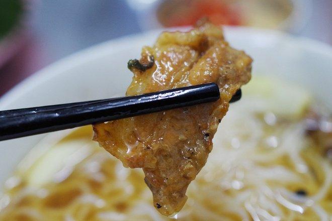 Chả miếng là thịt ba chỉ, được nướng vàng suộm, gồm cả nạc và mỡ nên khi ăn thực khách sẽ không cảm thấy khô hay ngấy. Đi kèm món bún chả không thể thiếu được bát nước chấm ăn kèm pha chế vừa miệng. Tuy nhiên, quán vẫn có giấm tỏi ớt, ớt tươi xắt nhỏ... cho khách tự nêm nếm thêm nếu muốn ăn cay hoặc chua hơn. Ảnh: Hương Chi