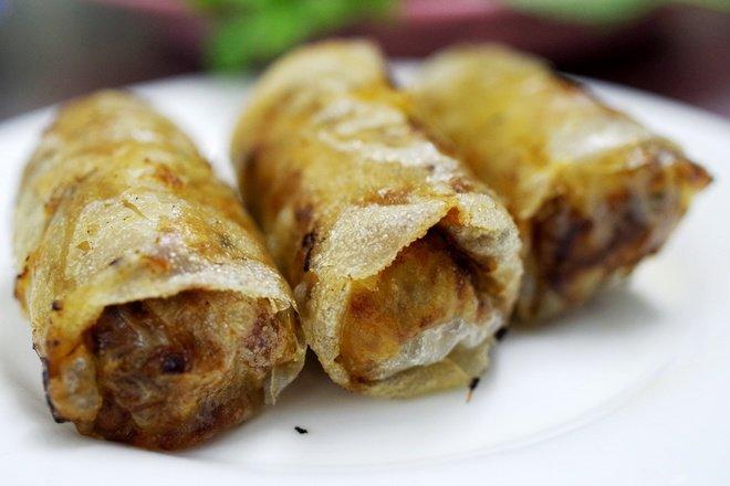Nem cua bể, nem hải sản và chả xiên nướng đều là các món có thể ăn cùng với bún chả của quán, do chính quán tự chế biến nên đảm bảo chất lượng và hương vị riêng. Nem cua bể nhỏ nên một người ăn có thể gọi thêm từ 2 đến 3 chiếc với giá 7.000 đồng/chiếc, nem hải sản lớn hơn và có giá 30.000 đồng/chiếc, chả xiên nướng 18.000 đồng/chiếc. Thực chất quán Hương Liên có hai cơ sở tại Hà Nội, địa điểm chính được mở đầu tiên cách đây 23 năm nằm trên đường Lê Văn Hưu, còn cơ sở hai mới mở do con cháu chủ quán tiếp quản tọa lạc ở đường Láng Hạ. Thực khách sẽ không thấy sự khác biệt ở hai nơi này do các nguyên liệu đều từ cơ sở 1 chuẩn bị và chuyển tiếp sang. Ảnh: Hương Chi