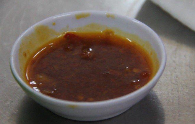 Chén ớt sa tế là bí quyết làm cho món hủ tiếu mì ở đây thơm nồng, đậm đà hơn