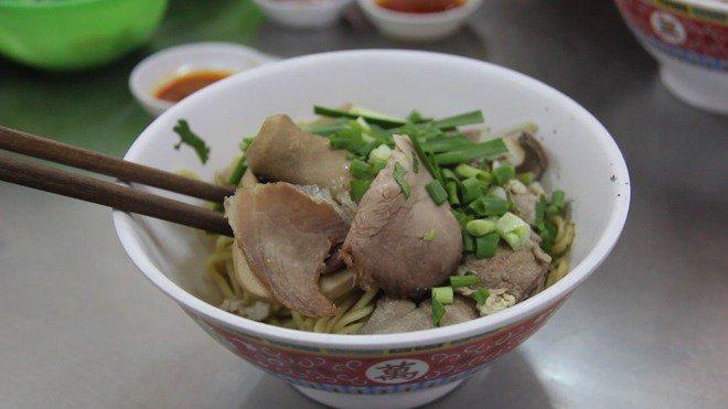 Hủ tiếu, mì ở đây có giá dao động từ 50.000 - 60.000 đồng/tô Ảnh: Lưu Trân