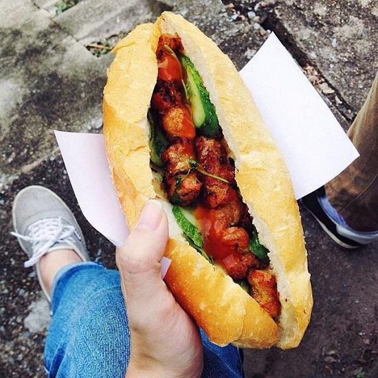 Bánh mì đầy ắp ruột nhưng chủ yếu bán cho học sinh nên chỉ có giá 15.000 đồng, vừa ngon, no bụng, lại rẻ “vô đối”, ai mà không mê.(Ảnh: Internet)
