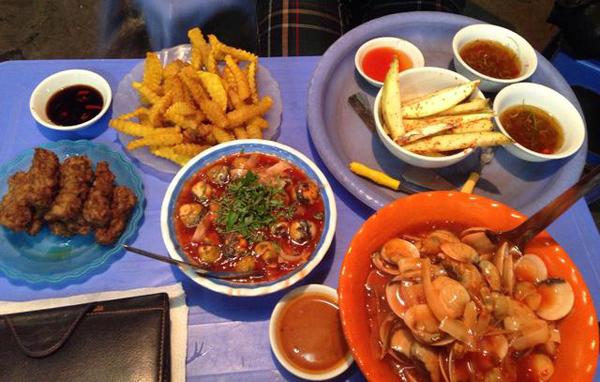 Ngoài món ốc xào dừa nổi tiếng, tại đây còn bán nem chua rán, khoai tây chiên, trứng cút lộn, ngao hấp, ngao xào... cũng được rất đông người ưa chuộng.(Ảnh: Internet)