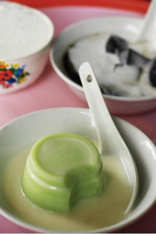 Bạn có thể gọi thêm thạch, trân châu ăn kèm tuỳ sở thích. Mỗi bát chè bơ ở Xã Đàn có giá khoảng 14.000 đồng. (Ảnh: Internet)
