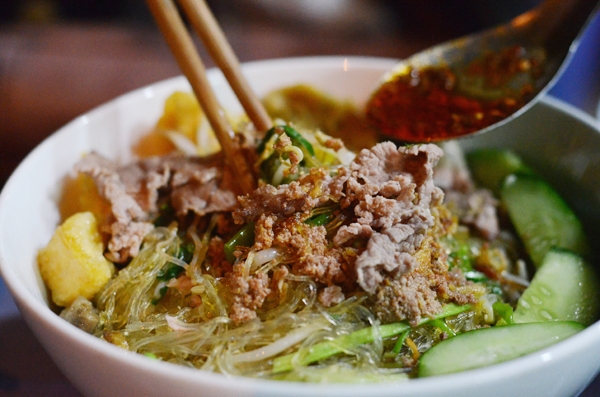 Một suất miến, bánh đa trộn đầy ắp mà có giá rẻ đến “giật mình” – chỉ 20.000 đồng. (Ảnh: Internet)