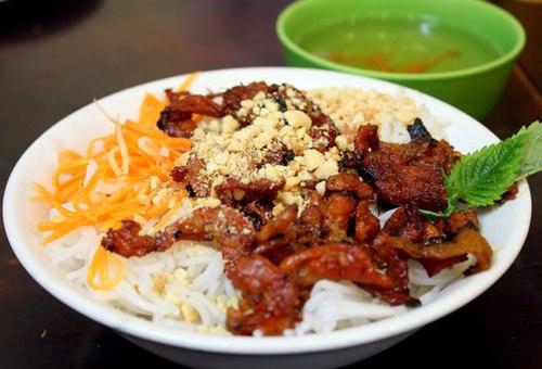 Chỉ 30.000 đồng cho một bát bún thịt nướng đầy đặn, đã mắt. (Ảnh: Internet)
