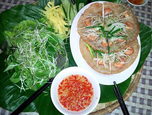 Bánh xèo Bịnh Định dân dã với những con tôm đất thịt chắc nịch luôn hấp dẫn du khách. Ảnh: dacsanbinhdinh