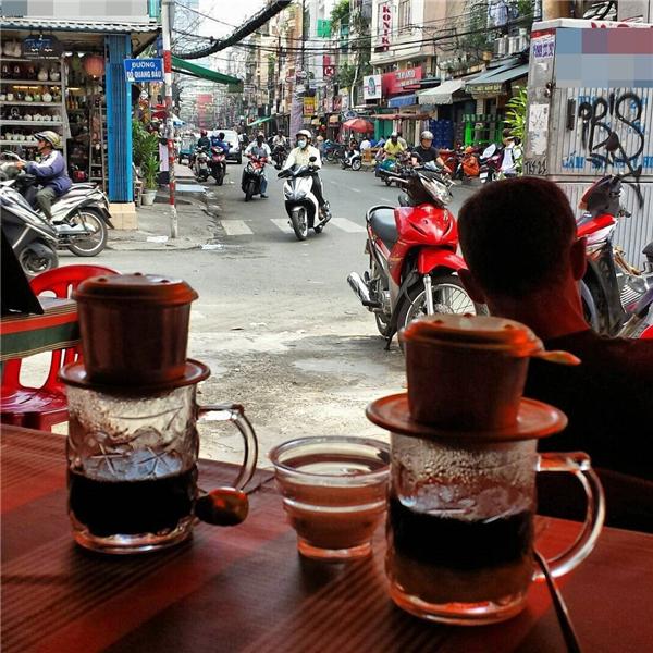 Không bia rượu, chỉ cà phê phin là đủ cho một buổi sáng đẹp trời ở phố Tây. (Ảnh: IG @michielstroo)