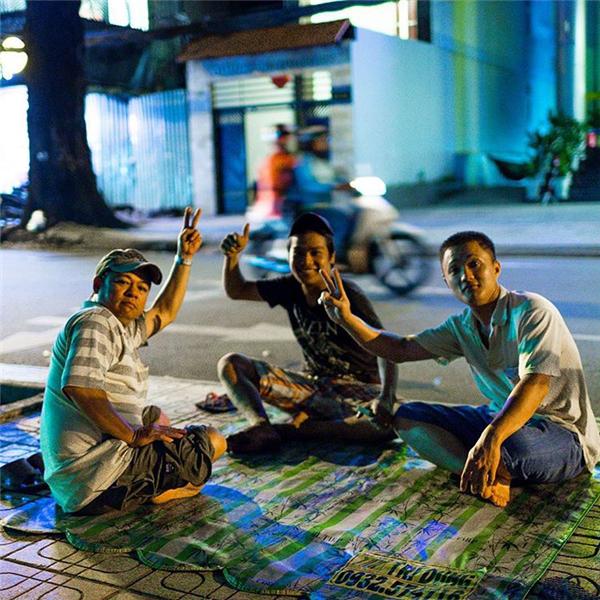 Đến Bùi Viện, đến với anh em bằng hữu, đến với những câu chuyện không đầu không đuôi, buồn vui đủ cả... (Ảnh: IG @olegborisich)