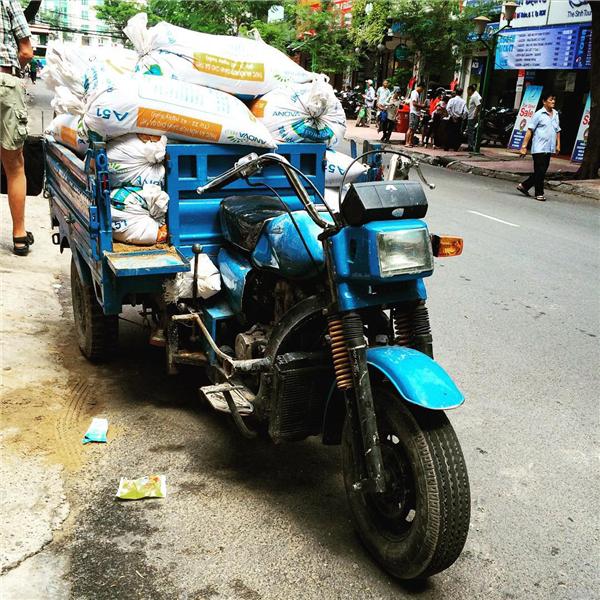 Khác xa với vẻ hào hoa vào ban đêm, ban ngày, có những mảnh đời cứ mãi tảo tần. (Ảnh: IG @benmaihappyfamily)