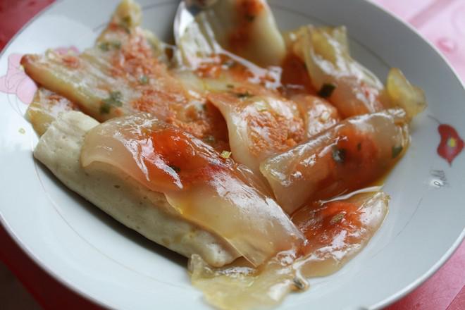 16h: Trải nghiệm đồ ăn vặt Đồ ăn vặt ở Long Khánh rất phong phú với giá cả vừa phải. Bánh căn nổi tiếng ở đường Hồng Thập Tự, giá 15.000-20.000 đồng một phần, bánh lọc bánh nậm ở cạnh trường tiểu học Long Khánh giá 15.000 đồng một phần. Trà sữa, kem, rau câu, bánh flan... bán nhiều ở đường Trần Phú, Nguyễn Thị Minh Khai...