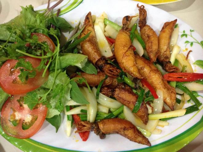 18h: Thưởng thức lẩu hải sản Các quán ăn buổi tối ở Long Khánh luôn tấp nập với các món từ hải sản, thịt dê... được chế biến theo ẩm thực nhiều vùng miền khác nhau. Đường Cách Mạng Tháng Tám, Hồ Thị Hương, Thích Quảng Đức... có các quán ăn bán đến khuya. Nếu trên đường trở về TP HCM, bạn có thể ghé đối diện bến xe Long Khánh để ăn hủ tíu, bún, cơm tấm...