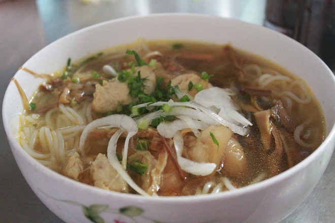 7h: Ăn sáng Bún bà Ty, bún riêu, mì Quảng... là những món ngon ở thị xã Long Khánh mà bạn nên thử. Bạn có thể ăn ở đường Quang Trung, Hồ Thị Hương... với giá 20.000-25.000 đồng một tô.