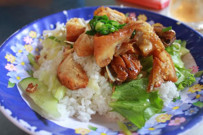 11h: Ăn trưa Cơm gà Nghĩa Ký, cơm Hùng hay các quán thịt dê núi là những điểm thích hợp cho bữa trưa của bạn. Địa chỉ tham khảo là ở đường Hồ Thị Hương, chợ Long Khánh...