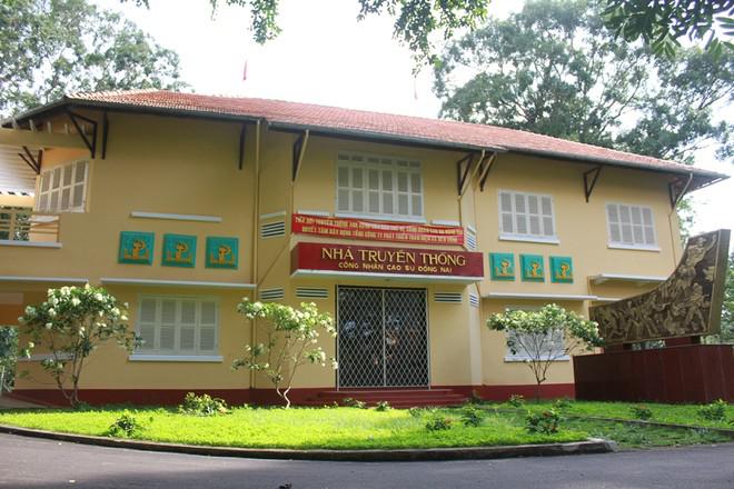 13h: Vào rừng, thăm thác Suối Tre Khu du lịch Suối Tre ở giữa những cánh rừng cao su mát dịu, xen lẫn những ngọn đồi nhấp nhô và cổ thụ xòe tán, khiến cảnh quan như một Đà Lạt thu nhỏ, gợi nên nét đẹp riêng. Khu này vốn là nơi nghỉ mát của người Pháp, thuộc các đồn điền cao su được xây dựng từ đầu thế kỷ 20.