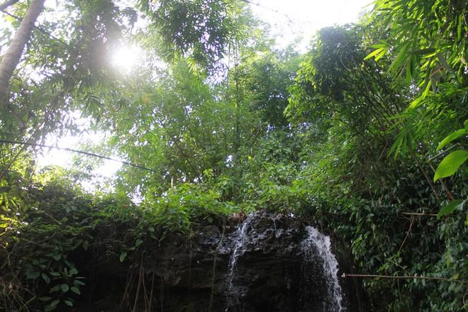 <strong>15h: Tham quan chùa Ruộng Lớn </strong>Với khuôn viên rộng và không gian yên tĩnh, chùa Ruộng Lớn (xã Bảo Vinh) như một “chốn bồng lai tiên cảnh”, mang những vẻ đẹp kiến trúc rất đáng để tham quan.