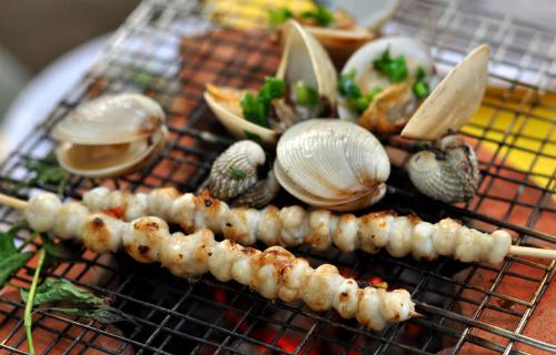 Những bữa tiệc hải sản ngon miền biển sẽ khiến chuyến đi thêm trọn vẹn. Ảnh: mytour.
