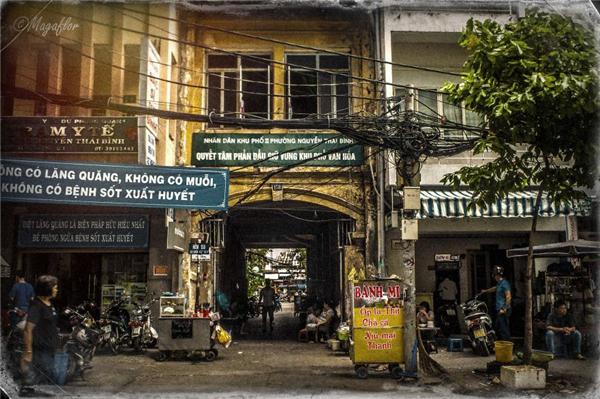 Có thể thấy, từng góc đường, từng con phố nơi mảnh đất Sài thành bỗng trở nên bình yên, giản dị đến lạ dưới ống kính của nhiếp ảnh gia người Pháp. (Ảnh: Internet)