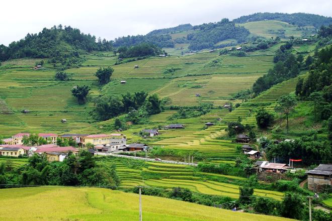 Khung cảnh huyện Mù Cang Chải sáng sớm, góc nhìn từ đoạn đường hướng đi Chế Tạo. Đến đây vào các tháng 9, 10, du khách sẽ được chiêm ngưỡng những thửa ruộng bậc thang chuyển màu, báo hiệu một mùa vàng mới.