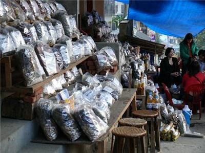 Nhiều loại thuốc quý được bày bán ở chợ tại Sapa