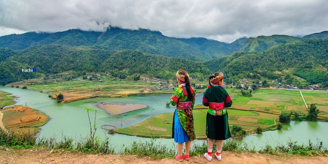 Sông Miện xanh thắm một vùng trời bình yên. Mùa xuân đất và trời trên cao nguyên đá cũng trở nên dịu dàng quá đỗi. Những cô cậu bé dân tộc diện váy áo xúng xính đứng lặng ngắm đất trời vào độ đẹp nhất trong năm.