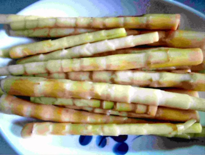 Hấp dẫn món măng sặt nướng trên than hồng - Ảnh: N.T.Lượng