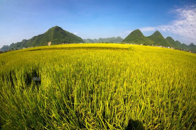 Sáng sớm, sương và mây che một lớp màn mỏng. Ánh nắng nhẹ đầu ngày chiếu xiên tạo sự kỳ ảo, lãng mạn. Tới hoàng hôn, từng ngôi nhà phía thị trấn bắt đầu lên đèn, hệt như đàn đom đóm nhỏ ôm lấy chân những ngọn núi đá vôi im lìm.