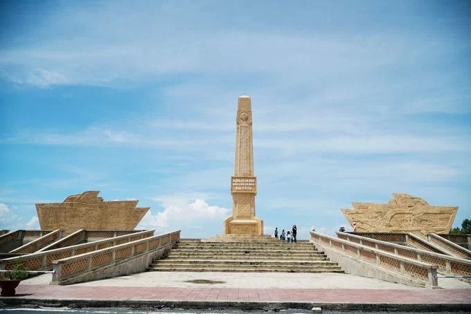 Cách trung tâm thành phố Cà Mau hơn 100 km là địa danh Đất Mũi, điểm cực nam của Việt Nam thuộc huyện Ngọc Hiển. Đây cũng là điểm cuối cùng của đường Hồ Chí Minh.