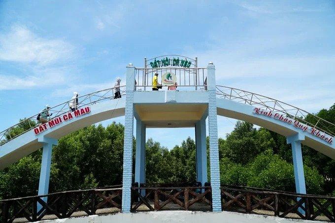 Gần đó là đài quan sát cho phép du khách có thể nhìn toàn cảnh vùng đất tận cùng của Việt Nam. Trước đây đài quan sát gồm 3 tầng, cao khoảng 21 mét, nhưng hiện tại chỉ còn một tầng. Mũi Cà Mau cũng là nơi duy nhất trên đất liền có thể ngắm được mặt trời mọc lên từ mặt biển phía đông vào buổi sáng và lặn xuống mặt biển phía tây vào buổi chiều. Du khách có thể đến đây bằng đường bộ hoặc đường thuỷ.