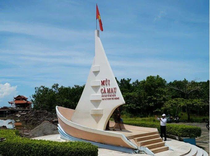 Biểu tượng của Đất Mũi Cà Mau là tiểu cảnh Pano hình con tàu hướng ra biển Đông.