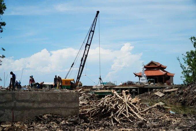 Ở phần đất bồi hướng ra biển Đông là công trình tượng Mẹ Âu Cơ và Cột Cờ Hà Nội đang được thi công. Công trình dự kiến hoàn thành vào cuối năm 2019.