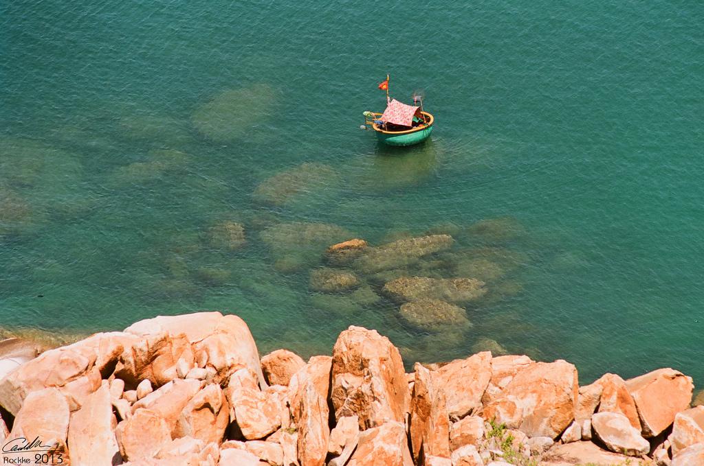 Những người dân canh giữ đèn biển luôn sẵn sàng dùng thuyền thúng đưa khách du lịch đến thăm hải đăng. Chạng vạng, người dân bản địa thường đánh bắt hải sản gần bờ và họp chợ dọc bờ biển. Mũi Kê Gà được nhiều du khách ca ngợi là vùng biển lạ kỳ không thể bỏ lỡ. Ảnh: Lê Anh Khoa