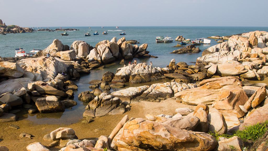 Nếu Phan Thiết nổi tiếng với những bãi biển đẹp, bãi cát dài trắng mịn, thì Mũi Kê Gà lại có thêm những phiến đá kỳ lạ xếp thành đủ hình thù gợi sự hiếu kỳ cho du khách. Ảnh: Viet Bach