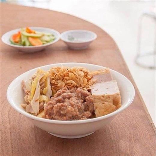 Là sự kết hợp hài hòa của ẩm thực miền Trung và miền Bắc, xôi xéo thập cẩm ở đường Lê Văn Thọ khiến bao tín đồ ăn uống ngất ngây vì vị thơm và dẻo của từng hạt xôi, cái mặn mà, thấm đến tận chân răng của thịt và đậu hũ, chút thơm thoang thoảng của hành phi, tỏi phi. (Ảnh: Internet)