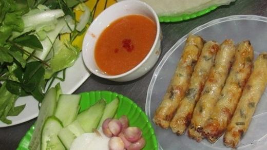Nhiều người đã quá quen với ram bắp – một món đặc sản của đất Quảng Ngãi và “đổ đứ đừ” món ăn bình dân mà ngon tuyệt này. Những cuộn ram bắp thơm lừng, giòn rụm tan trong miệng, vừa có cái bùi bùi của bắp, mùi thơm của bánh tráng vừa chín tới… ẩm thực miền Trung luôn có nét riêng quyến rũ đến lạ thường như thế. (Ảnh: Internet)