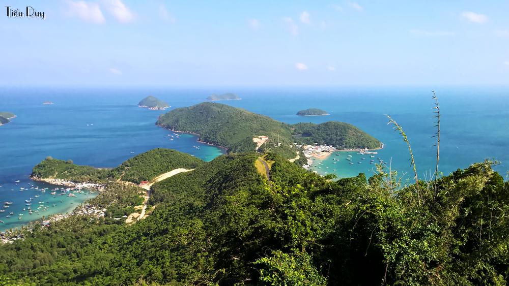 Toàn cảnh Nam Du khi nhìn từ ngọn hải đăng. Đây gần như là nơi có tầm nhìn bao quát nhất và đẹp nhất ở Nam Du. Để lên được đây, bạn hãy xin phép các chú ở biên phòng ngay dưới chân hải đăng sẽ được các chú cho phép. Không nên lẳng lặng đi vào, nếu không may mắn sẽ bị mời ra ngoài.