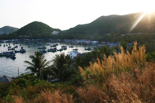 Chỉ cách bãi Chệt tầm 1 km là bãi Ngự, nổi tiếng với câu chuyện vua Gia Long đã từng đi qua và nghỉ tại đây. Giống như khu vực bãi Chệt, bãi Ngự chủ yếu là dân cư vạn chài sinh sống với một vài bãi đá nhỏ. Tuy nhiên, không có nhiều khách du lịch tới đây để tắm biển hay nghỉ ngơi.