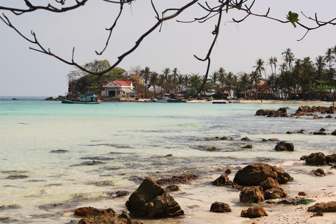 Rời đảo Củ Tron, du khách tham gia tour khám phá các hòn đảo bắt đầu với hòn Mấu. Đây được đánh giá là hòn đảo với cảnh sắc thiên nhiên đẹp nhất ở Nam Du.